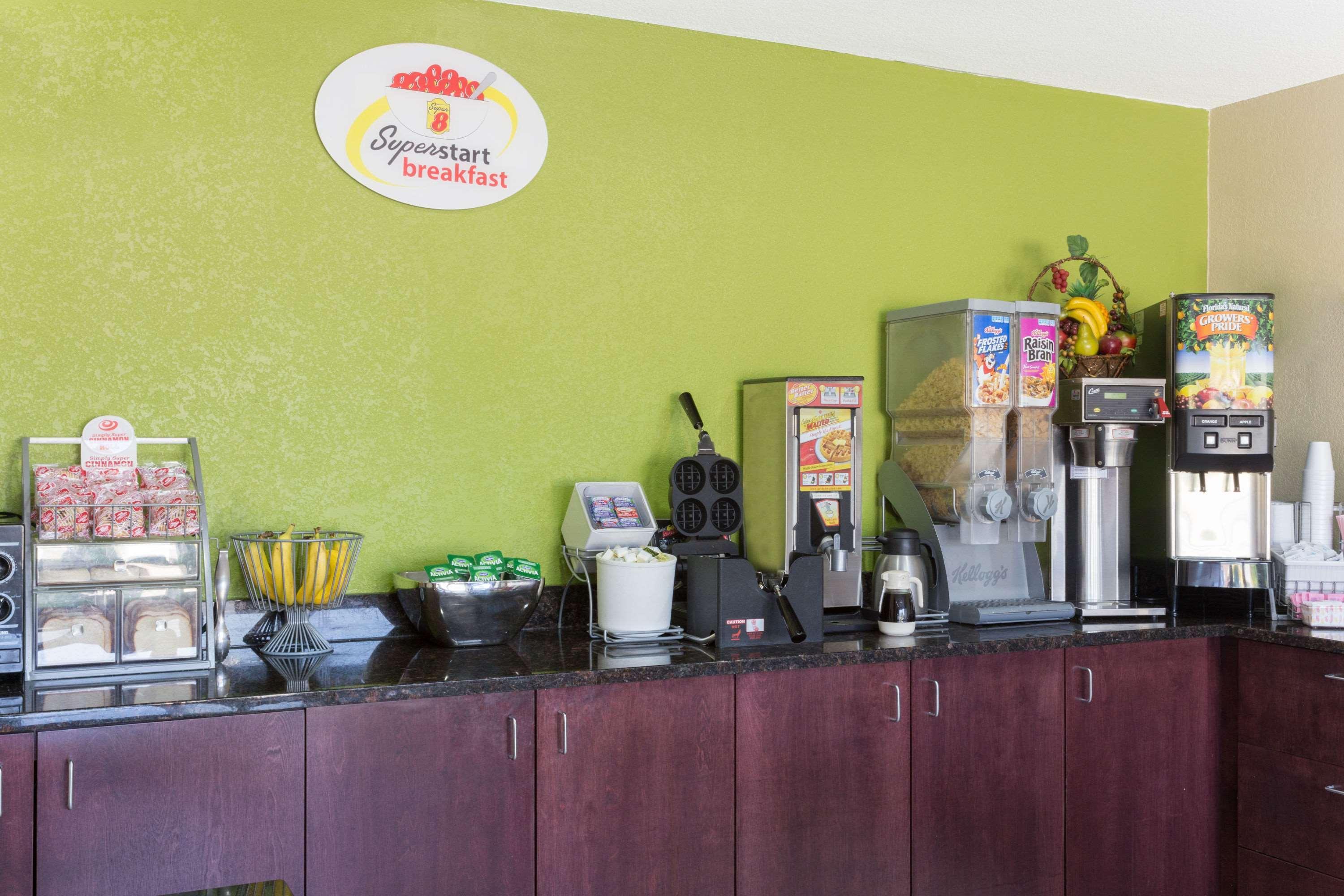 Super 8 By Wyndham Brunswick/St Simons Island Area Ξενοδοχείο Εξωτερικό φωτογραφία